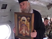В Сухумском аэропорту вертолет поднял в небо чудотворную икону Николая второго – российского императора, объявленного православным святым